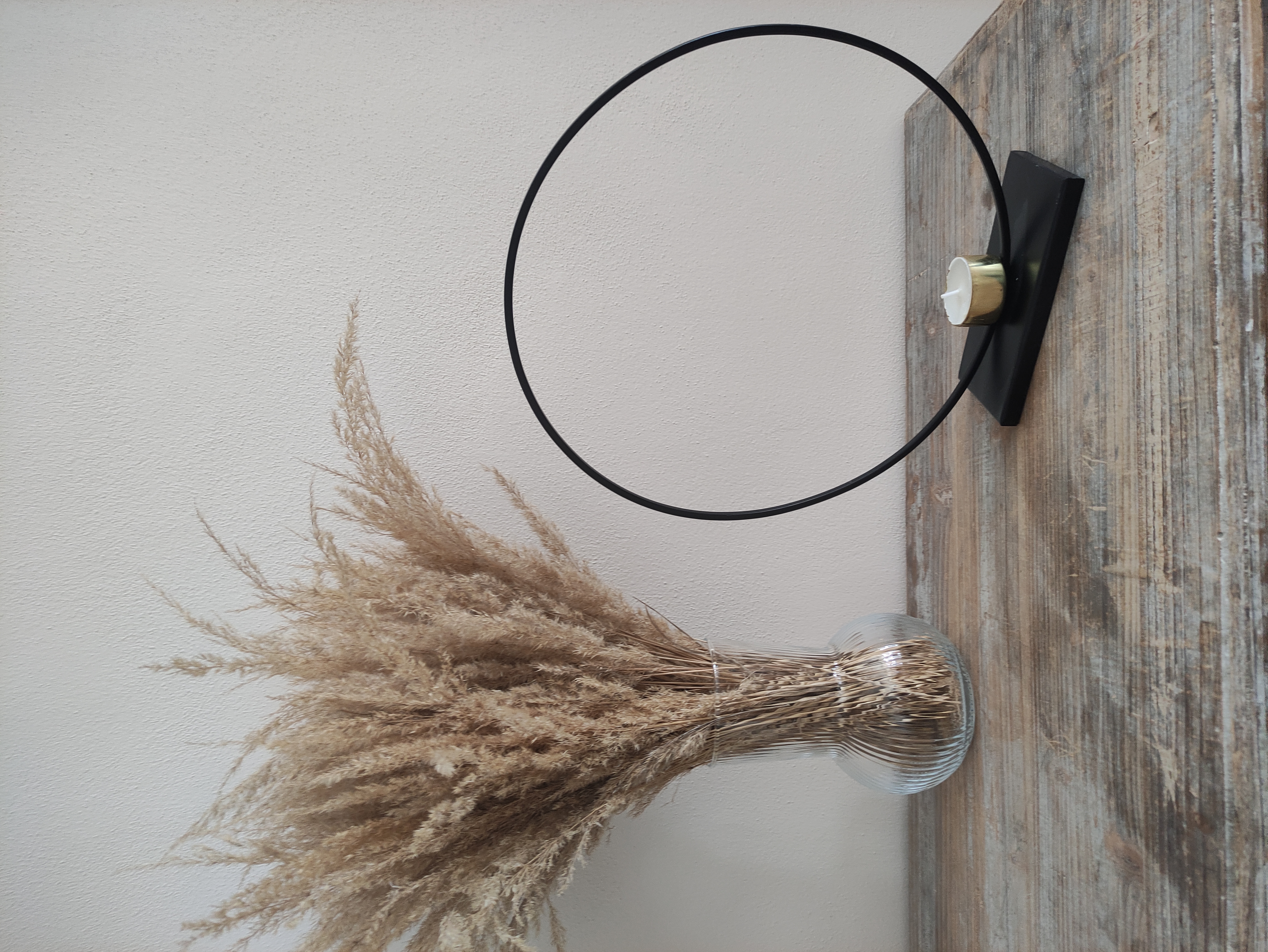 Svícen kruh černý